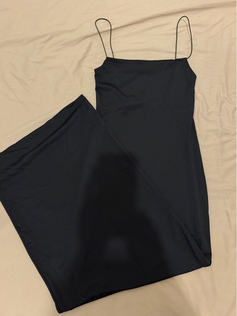 zara long fitted elastic dress (Category: Dresses) located in Baguio. Submitted by erinscart (Listing ID 1439185327, Image 2). Description: size: xxs-xs issue: cut tag length: 44 inches for reference: im 5 flat and until heel ko na yung dress. im xxs-xs (23 waistline) and saktong sakto fit niya sa waist ko.