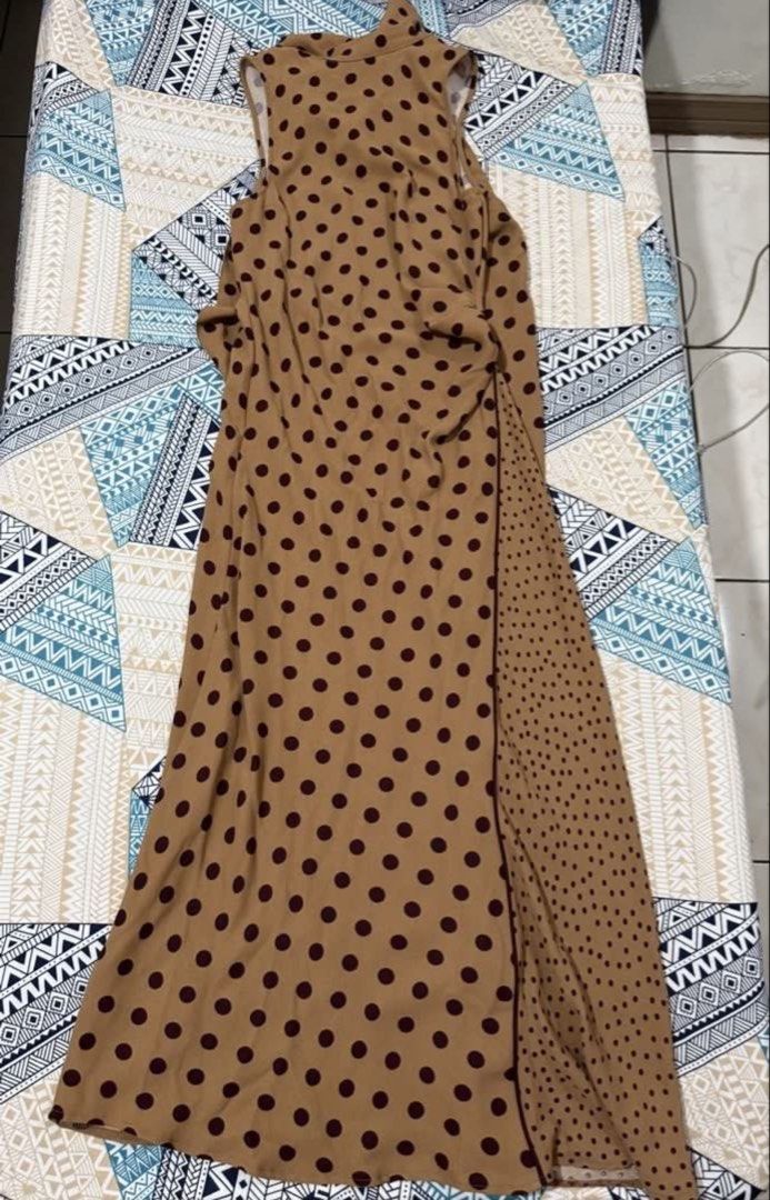 Zara Polka Dot Dress (Category: Dresses) located in Makati City. Submitted by bibas.corner (Listing ID 1439235112, Image 2). Description: - Zara dress - Polka dot pattern - Size: XS - Color: Brown and dark brown - High neckline - Flowing silhouette - Perfect for various occasions.