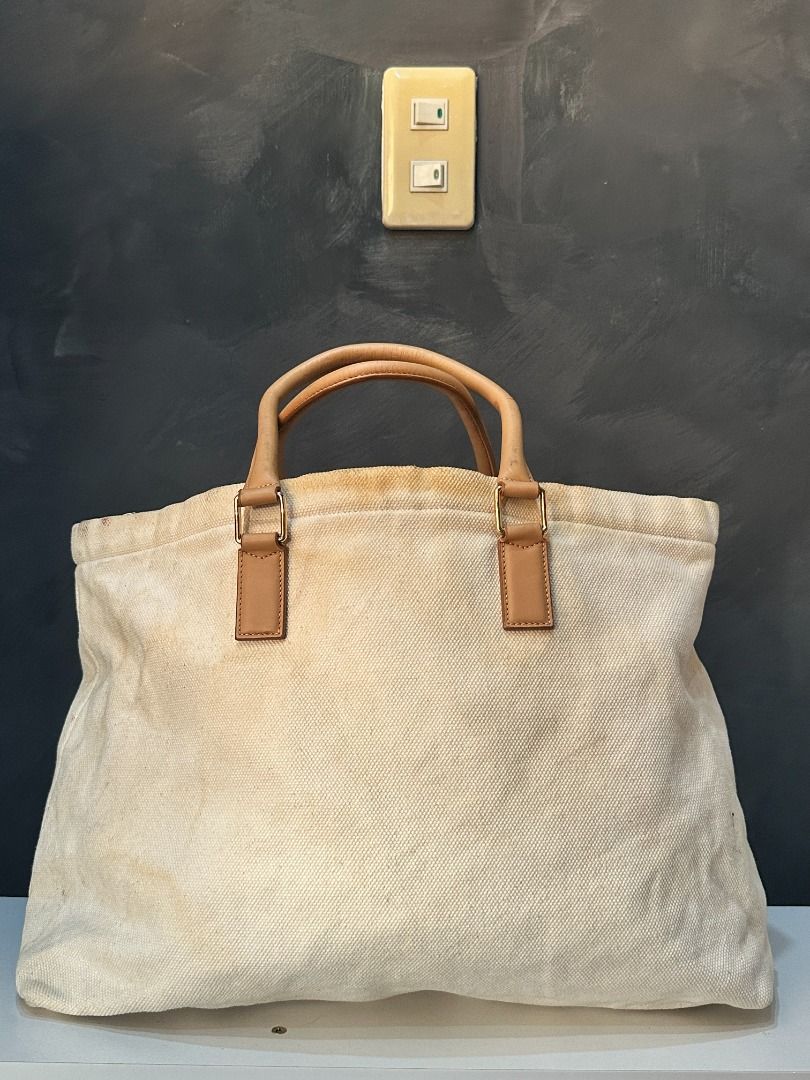 ® Celine Horizontal Cabas Tote Bag (Category: Luxury Bags & Wallets) located in San Fernando. Submitted by therarevue (Listing ID 1439361664, Image 3). Description: ═══════ ʙʀᴀɴᴅ: CELINE ɴᴏᴛᴇꜱ ᴏɴ ᴡᴇᴀʀ: ￫ no significant wear noted ￫ canvas needs cleaning *𝘞𝘦𝘢𝘳 𝘢𝘯𝘥 𝘵𝘦𝘢𝘳 𝘪𝘴 𝘦𝘹𝘱𝘦𝘤𝘵𝘦𝘥 𝘰𝘯 𝘱𝘳𝘦-𝘰𝘸𝘯𝘦𝘥 𝘱𝘪𝘦𝘤𝘦𝘴 — 𝘮𝘰𝘴𝘵 𝘤𝘰𝘮𝘮𝘰𝘯𝘭𝘺 𝘰𝘯 𝘩𝘢𝘯𝘥𝘭𝘦𝘴, 𝘤𝘰𝘳𝘯𝘦𝘳𝘴, 𝘭𝘪𝘯𝘪𝘯𝘨, 𝘢𝘯𝘥 𝘩𝘢𝘳𝘥𝘸𝘢𝘳𝘦. 𝘗𝘭𝘦𝘢