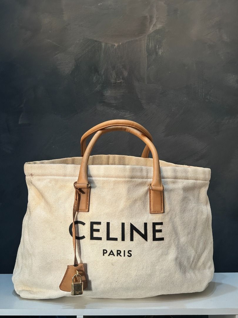 ® Celine Horizontal Cabas Tote Bag (Category: Luxury Bags & Wallets) located in San Fernando. Submitted by therarevue (Listing ID 1439361664, Image 1). Description: ═══════ ʙʀᴀɴᴅ: CELINE ɴᴏᴛᴇꜱ ᴏɴ ᴡᴇᴀʀ: ￫ no significant wear noted ￫ canvas needs cleaning *𝘞𝘦𝘢𝘳 𝘢𝘯𝘥 𝘵𝘦𝘢𝘳 𝘪𝘴 𝘦𝘹𝘱𝘦𝘤𝘵𝘦𝘥 𝘰𝘯 𝘱𝘳𝘦-𝘰𝘸𝘯𝘦𝘥 𝘱𝘪𝘦𝘤𝘦𝘴 — 𝘮𝘰𝘴𝘵 𝘤𝘰𝘮𝘮𝘰𝘯𝘭𝘺 𝘰𝘯 𝘩𝘢𝘯𝘥𝘭𝘦𝘴, 𝘤𝘰𝘳𝘯𝘦𝘳𝘴, 𝘭𝘪𝘯𝘪𝘯𝘨, 𝘢𝘯𝘥 𝘩𝘢𝘳𝘥𝘸𝘢𝘳𝘦. 𝘗𝘭𝘦𝘢