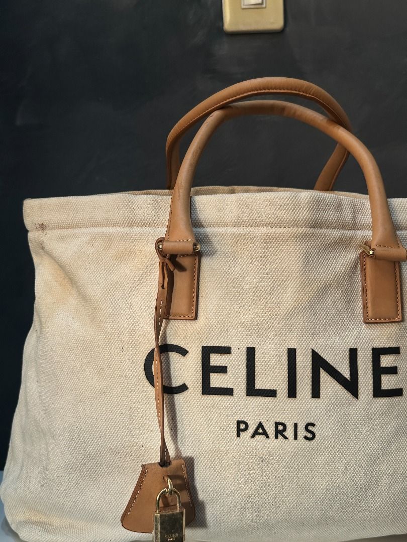® Celine Horizontal Cabas Tote Bag (Category: Luxury Bags & Wallets) located in San Fernando. Submitted by therarevue (Listing ID 1439361664, Image 2). Description: ═══════ ʙʀᴀɴᴅ: CELINE ɴᴏᴛᴇꜱ ᴏɴ ᴡᴇᴀʀ: ￫ no significant wear noted ￫ canvas needs cleaning *𝘞𝘦𝘢𝘳 𝘢𝘯𝘥 𝘵𝘦𝘢𝘳 𝘪𝘴 𝘦𝘹𝘱𝘦𝘤𝘵𝘦𝘥 𝘰𝘯 𝘱𝘳𝘦-𝘰𝘸𝘯𝘦𝘥 𝘱𝘪𝘦𝘤𝘦𝘴 — 𝘮𝘰𝘴𝘵 𝘤𝘰𝘮𝘮𝘰𝘯𝘭𝘺 𝘰𝘯 𝘩𝘢𝘯𝘥𝘭𝘦𝘴, 𝘤𝘰𝘳𝘯𝘦𝘳𝘴, 𝘭𝘪𝘯𝘪𝘯𝘨, 𝘢𝘯𝘥 𝘩𝘢𝘳𝘥𝘸𝘢𝘳𝘦. 𝘗𝘭𝘦𝘢