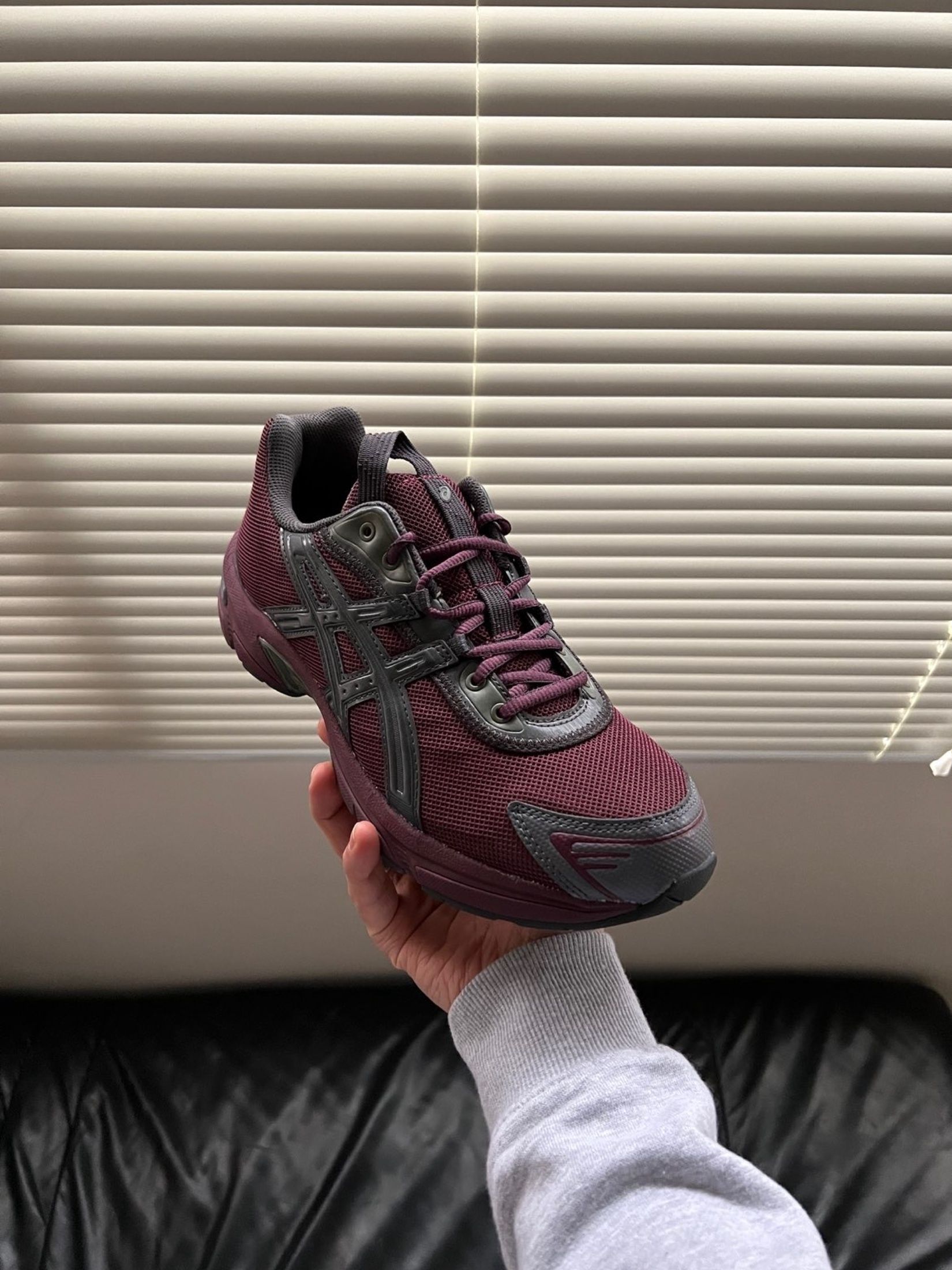 Asics Gel-1130 Sport Comfort Dark Red (Category: Sneakers) located in Singapore. Submitted by zisemoonz (Listing ID 1439305324, Image 2). Description: 【Product Info】 Brand: Asics Item: Asics Gel-1130 Sport Comfort Dark Red Condition: Brand New, never worn 【Order Process】 1. Place order 2. Photos sent within ~3 days to confirm size & style 3. Once confirmed, shipped via J&T or Ninja Van (free shipping) 4. Tracking number provided with regular upda