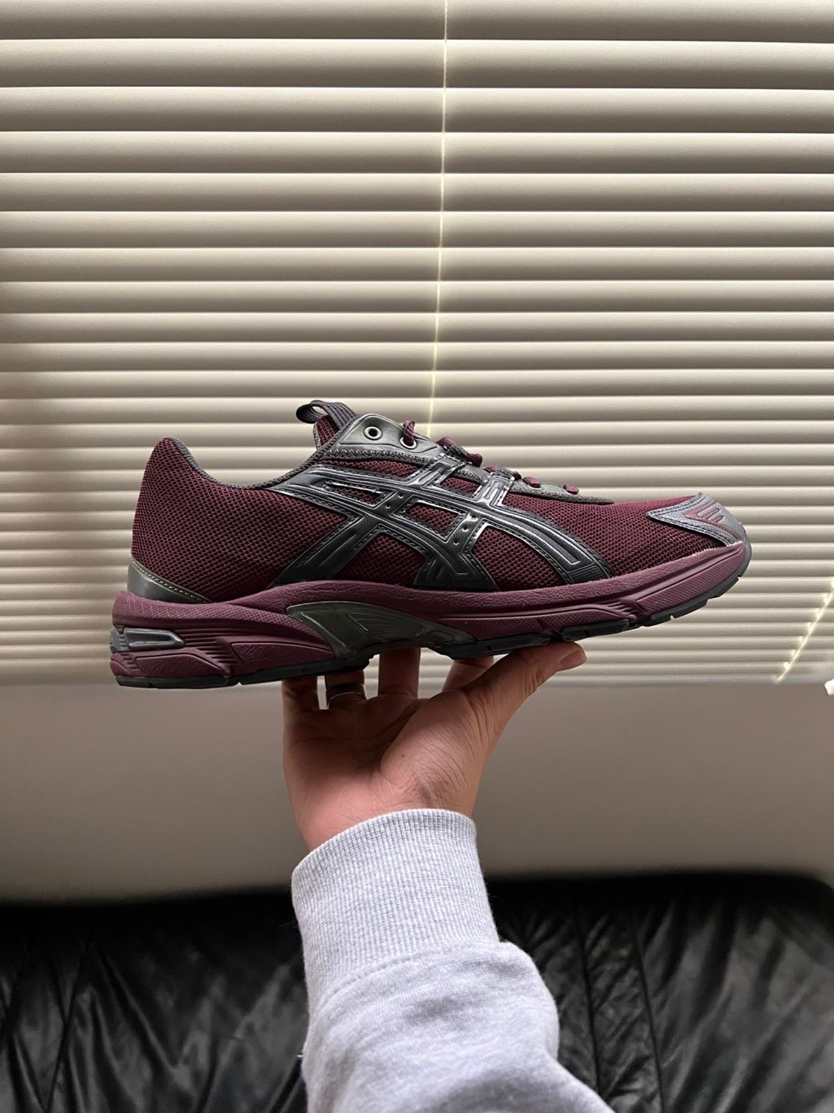 Asics Gel-1130 Sport Comfort Dark Red (Category: Sneakers) located in Singapore. Submitted by zisemoonz (Listing ID 1439305324, Image 1). Description: 【Product Info】 Brand: Asics Item: Asics Gel-1130 Sport Comfort Dark Red Condition: Brand New, never worn 【Order Process】 1. Place order 2. Photos sent within ~3 days to confirm size & style 3. Once confirmed, shipped via J&T or Ninja Van (free shipping) 4. Tracking number provided with regular upda