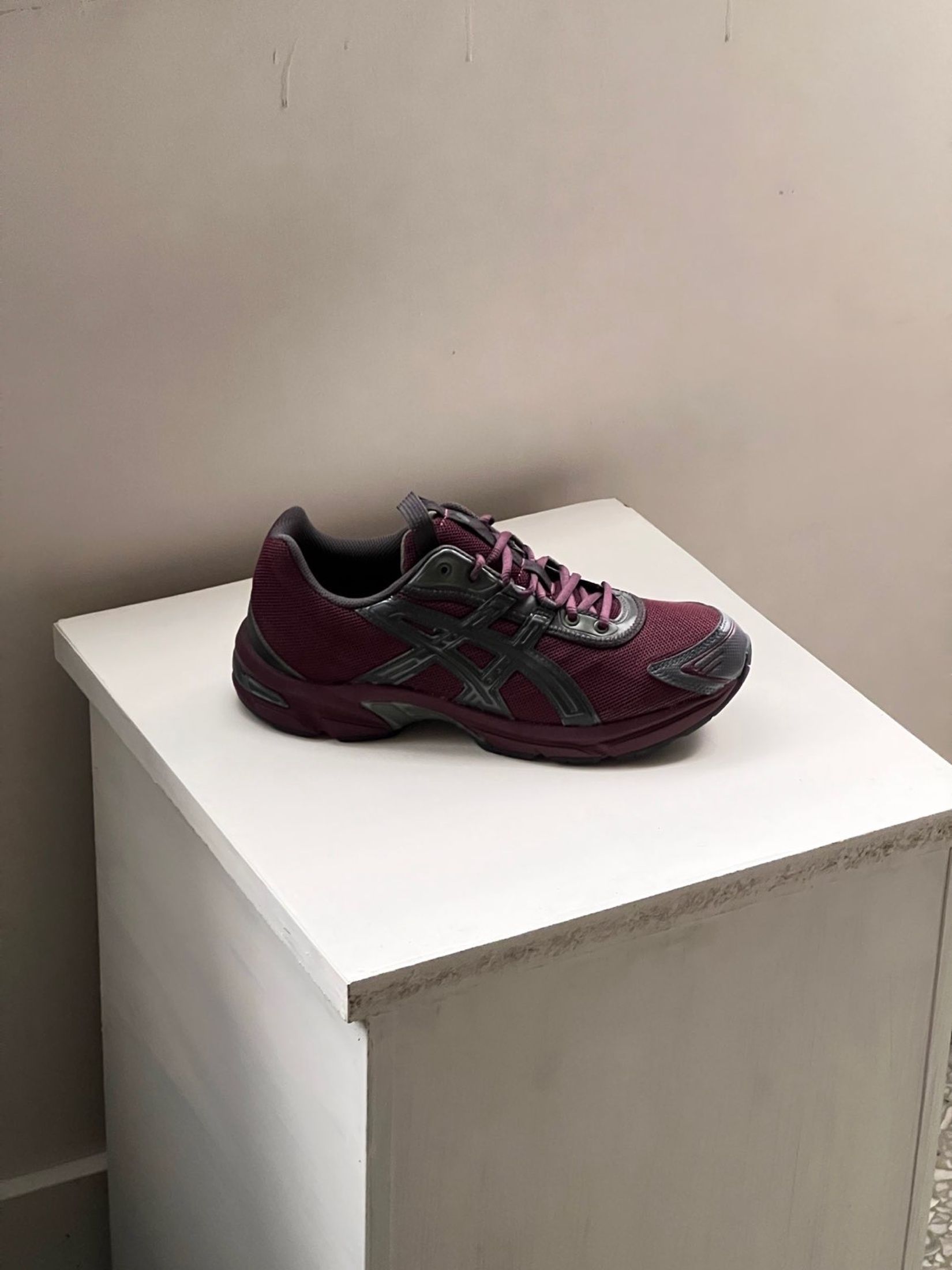 Asics Gel-1130 Sport Comfort Dark Red (Category: Sneakers) located in Singapore. Submitted by zisemoonz (Listing ID 1439305324, Image 3). Description: 【Product Info】 Brand: Asics Item: Asics Gel-1130 Sport Comfort Dark Red Condition: Brand New, never worn 【Order Process】 1. Place order 2. Photos sent within ~3 days to confirm size & style 3. Once confirmed, shipped via J&T or Ninja Van (free shipping) 4. Tracking number provided with regular upda