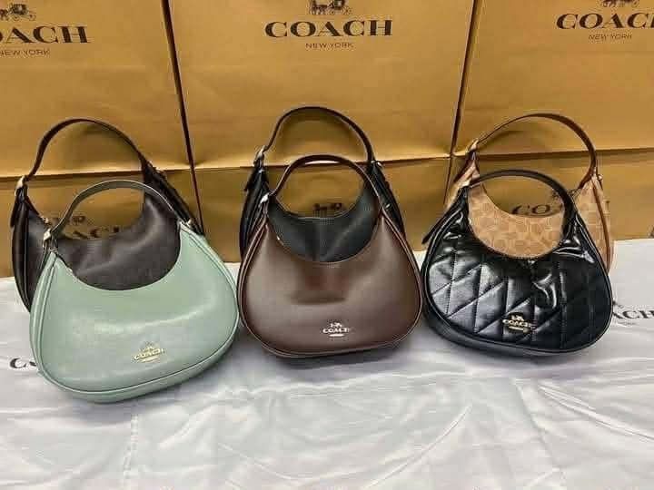 🇺🇸AUTHENTIC COACH BAG🇺🇸 (Category: Shoulder Bags) located in Manila. Submitted by luckyperfectfinds (Listing ID 1439338156, Image 2). Description: .