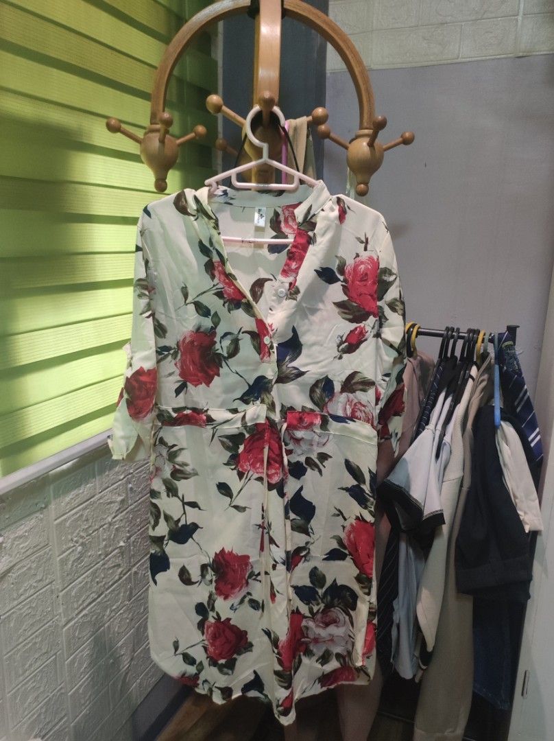 BaiJao Floral Blouse (Category: Blouses) located in Manila. Submitted by 253aad9cb24736d8f12e142dcdb6e6 (Listing ID 1439343781, Image 1). Description: ✅ Floral Dress Never been used (too small, and maikli) Size: S-M body frame For Reference: Height: 172 cm, Weight: 56 kg.