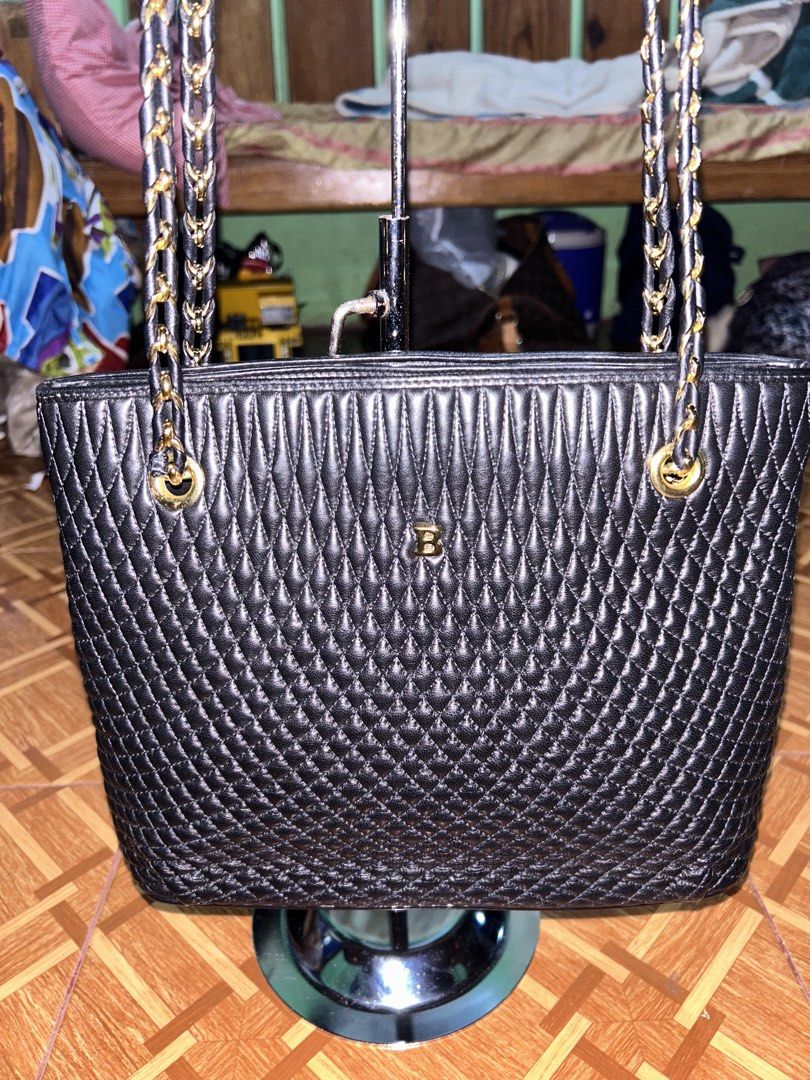 Bally Black Quilted Shoulder Bag (Category: Luxury Bags & Wallets) located in Baguio. Submitted by cleverlion_e92944 (Listing ID 1439355229, Image 2). Description: -Aunthentic - Bally black shoulder bag - Quilted design - Gold-tone chain straps - Rectangular shape - Leather and gold-tone metal straps - Classic and timeless design.