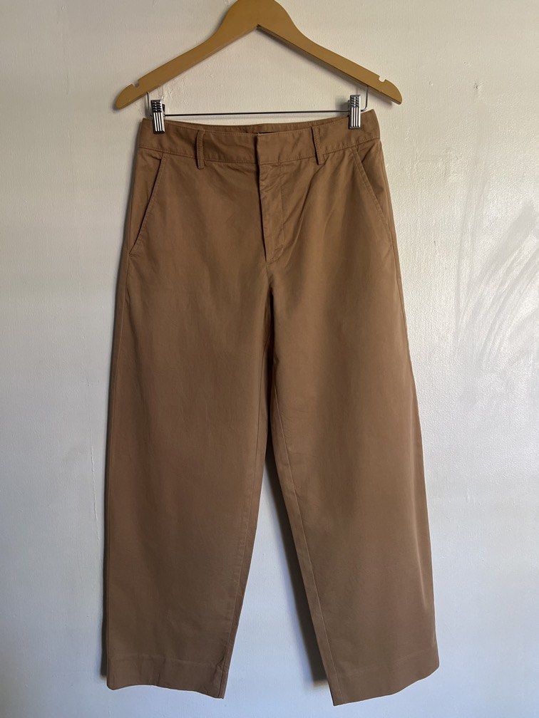 Banana Republic Khaki Trouser (Category: Other Bottoms) located in Las Pinas. Submitted by gaeley (Listing ID 1439272476, Image 1). Description: brand new w/o tag w: 29-30" l: 38" h: 40".