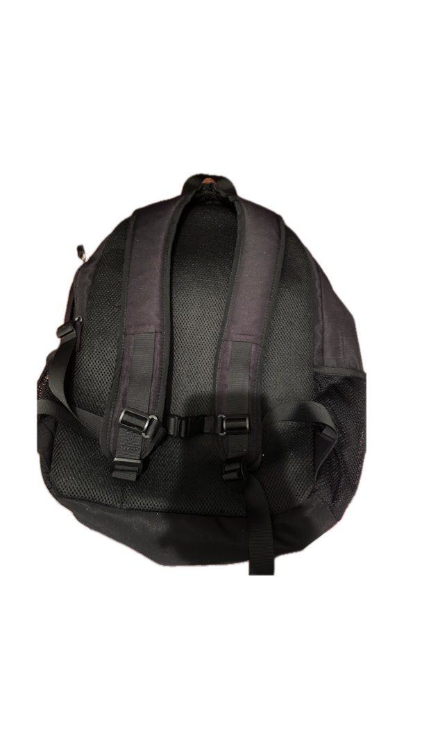 Ben Davis Backpack (Category: Backpacks) located in Klang. Submitted by reezthrift_ (Listing ID 1439366558, Image 2). Description: condition 10/10 macam baru zip semua elok all black nampak faded sebab lampu bilik kuning.