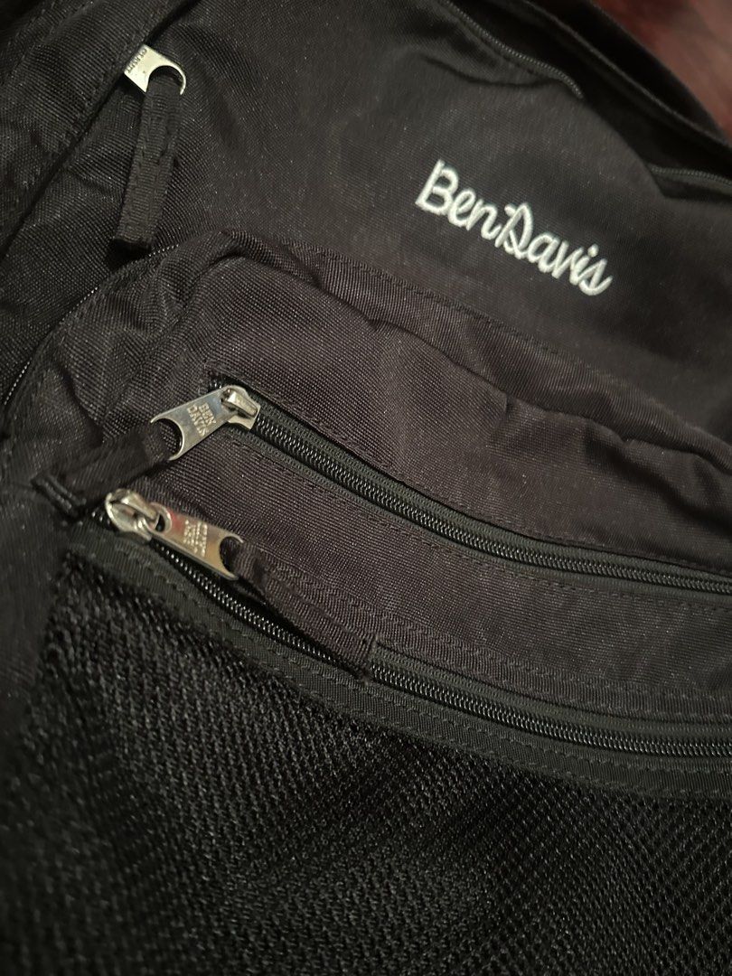 Ben Davis Backpack (Category: Backpacks) located in Klang. Submitted by reezthrift_ (Listing ID 1439366558, Image 3). Description: condition 10/10 macam baru zip semua elok all black nampak faded sebab lampu bilik kuning.