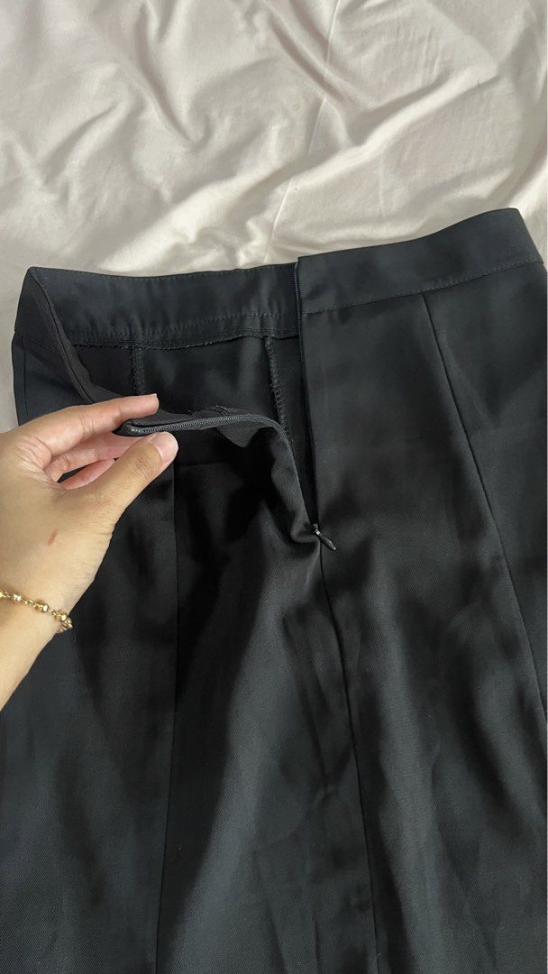 Black Mermaid Skirt (Category: Skirts) located in Mandaluyong City. Submitted by jillienlim (Listing ID 1439330750, Image 3). Description: Black mermaid style skirt! perfect for korean inspired looks. veryyy flattering size: xs (mid waist) !! condition: 10000/10 no flaws rfs: decluttering mop: bdo/ gcash .