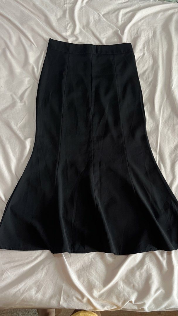 Black Mermaid Skirt (Category: Skirts) located in Mandaluyong City. Submitted by jillienlim (Listing ID 1439330750, Image 1). Description: Black mermaid style skirt! perfect for korean inspired looks. veryyy flattering size: xs (mid waist) !! condition: 10000/10 no flaws rfs: decluttering mop: bdo/ gcash .