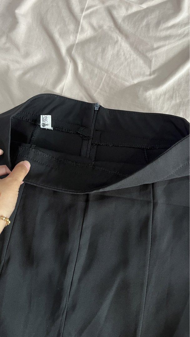 Black Mermaid Skirt (Category: Skirts) located in Mandaluyong City. Submitted by jillienlim (Listing ID 1439330750, Image 2). Description: Black mermaid style skirt! perfect for korean inspired looks. veryyy flattering size: xs (mid waist) !! condition: 10000/10 no flaws rfs: decluttering mop: bdo/ gcash .