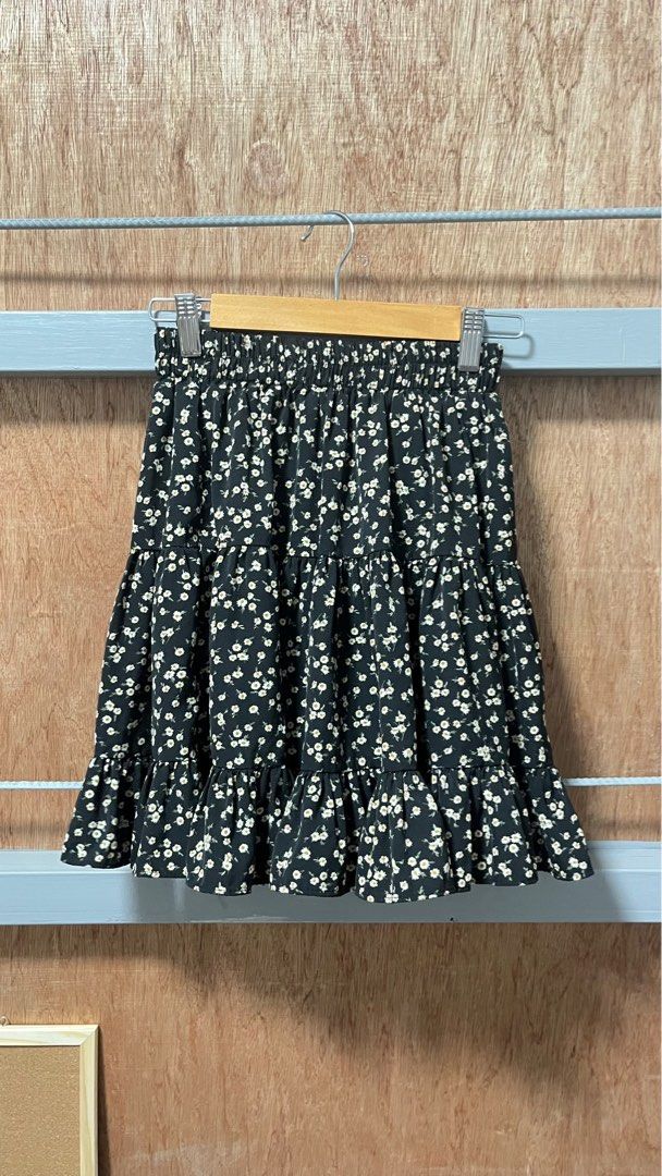 Black Ruffled Floral Mini Skirt (Category: Skirts) located in Quezon City. Submitted by rie.declutter (Listing ID 1439324097, Image 1). Description: .