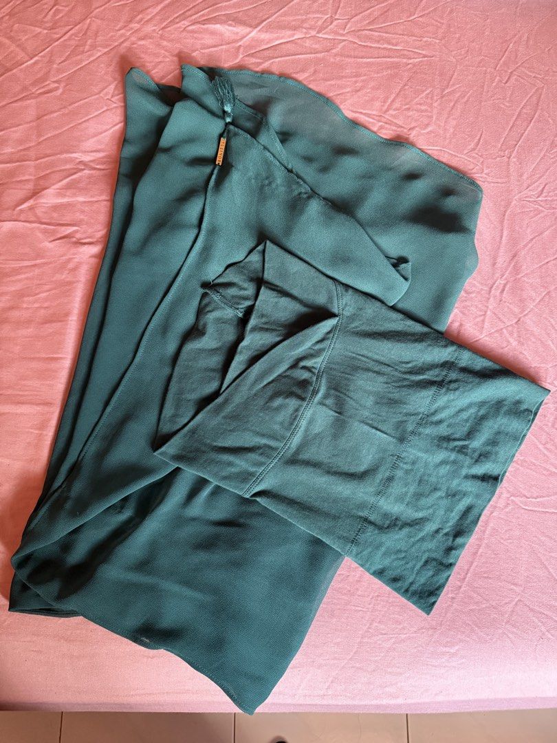 Bokitta Taj (Category: Hijabs) located in Nibong Tebal. Submitted by mamasline (Listing ID 1439291375, Image 1). Description: 100% original In emerald green Complete with the original box Price inc postage to WM.