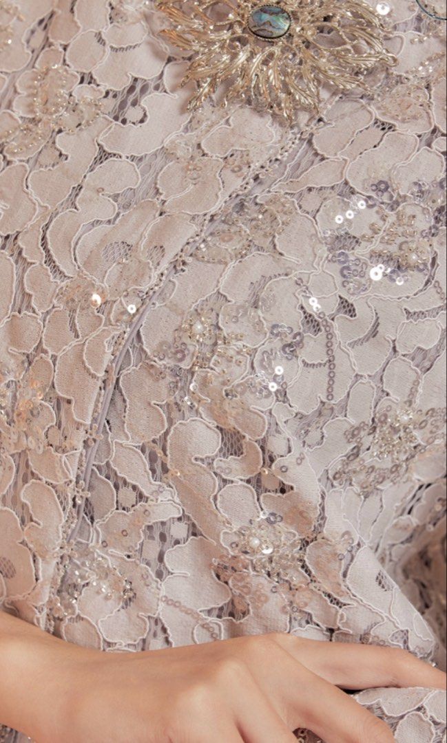 Caftanist in silver lilac - Janggan beaded lace kebaya (Category: Baju Kurung & sets) located in Johor Bahru. Submitted by lilisss24 (Listing ID 1439328467, Image 3). Description: Never worn with tag 💯 Originally bought for RM299 .