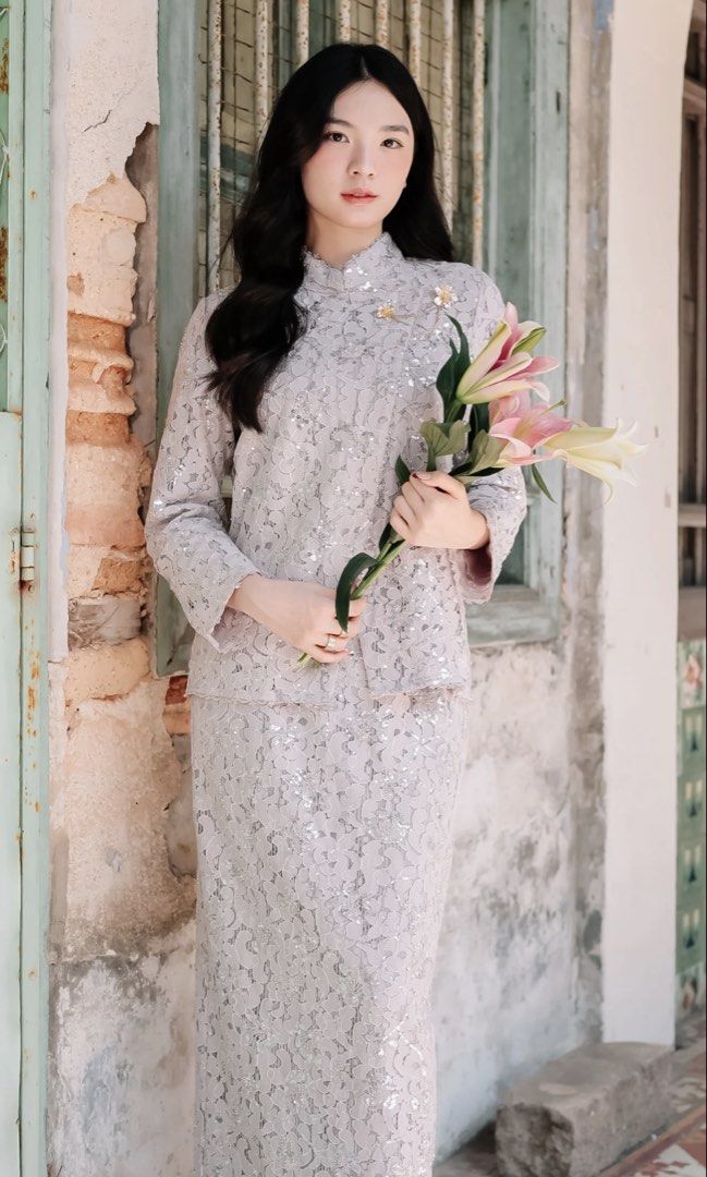 Caftanist in silver lilac - Janggan beaded lace kebaya (Category: Baju Kurung & sets) located in Johor Bahru. Submitted by lilisss24 (Listing ID 1439328467, Image 2). Description: Never worn with tag 💯 Originally bought for RM299 .