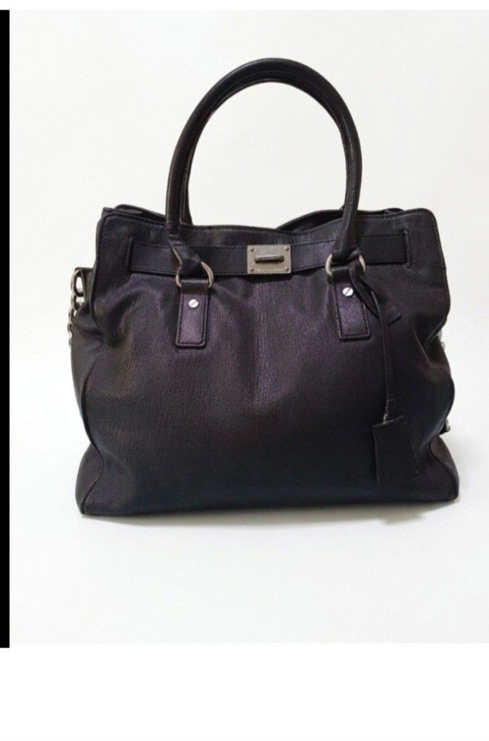 Check out 'AUTHENTIC MICHAEL KORS LEATHER HAMILTON BAG (Category: Luxury Bags & Wallets) located in Manila. Submitted by mikahelmen14622 (Listing ID 1439380912, Image 1). Description: Check out 'AUTHENTIC MICHAEL KORS LEATHER HAMILTON BAG', available at PHP 3,500 on massage me if you have any questions sizing 😉.
