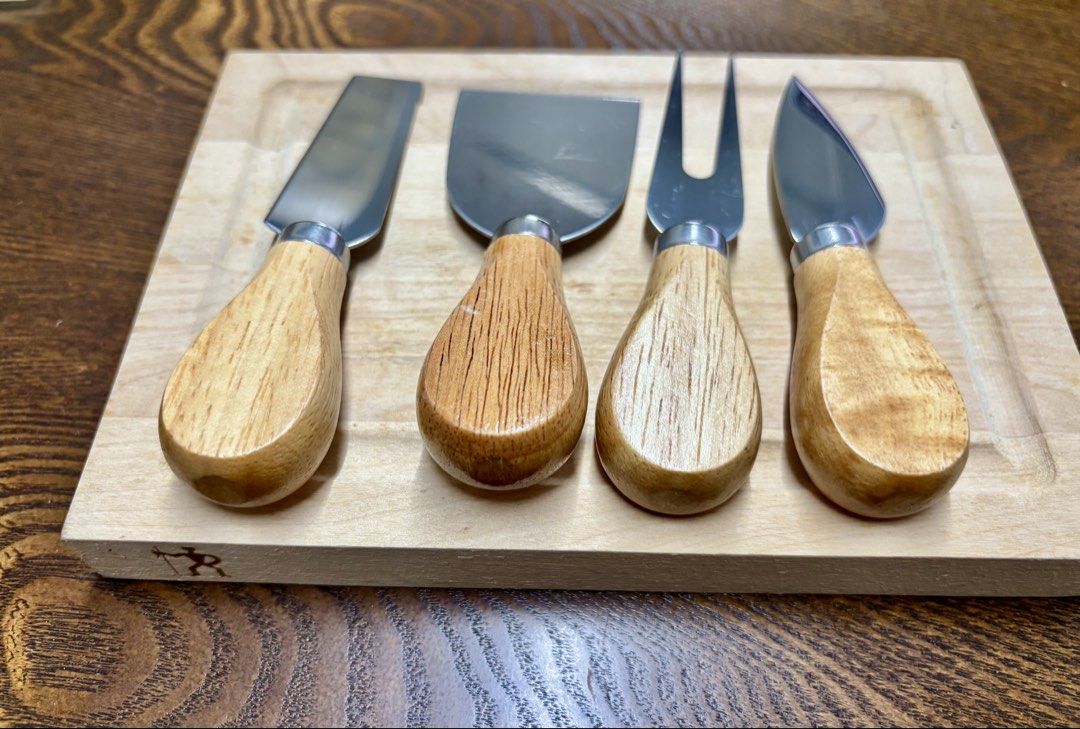 Cheese board with knives461115468306206720