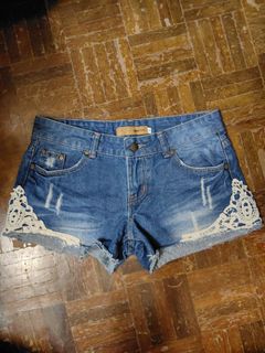 (Category: ) located in . Submitted by MyWardrobe_99 (Listing ID 1439357311, Image 1). Description: .