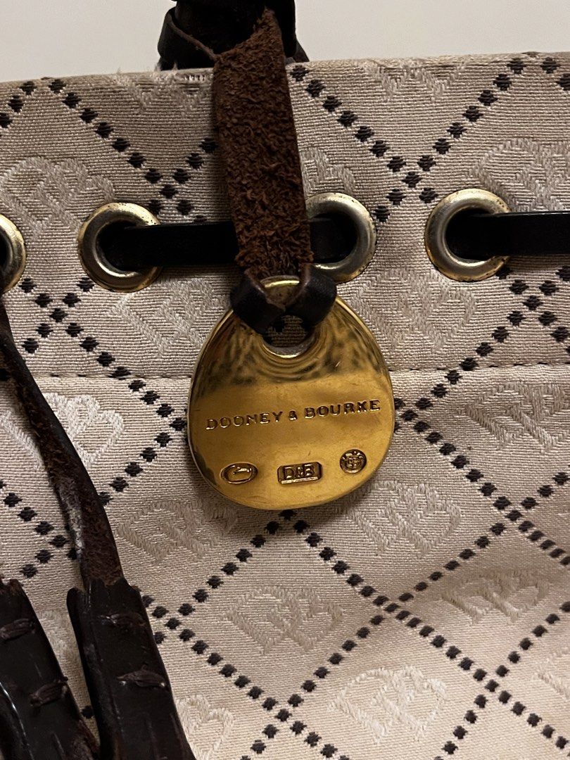 Dooney & Bourke Handbag (Category: Luxury Bags & Wallets) located in Las Pinas. Submitted by caineee (Listing ID 1439393344, Image 3). Description: Original Dooney & Bourke handbag - with sling .