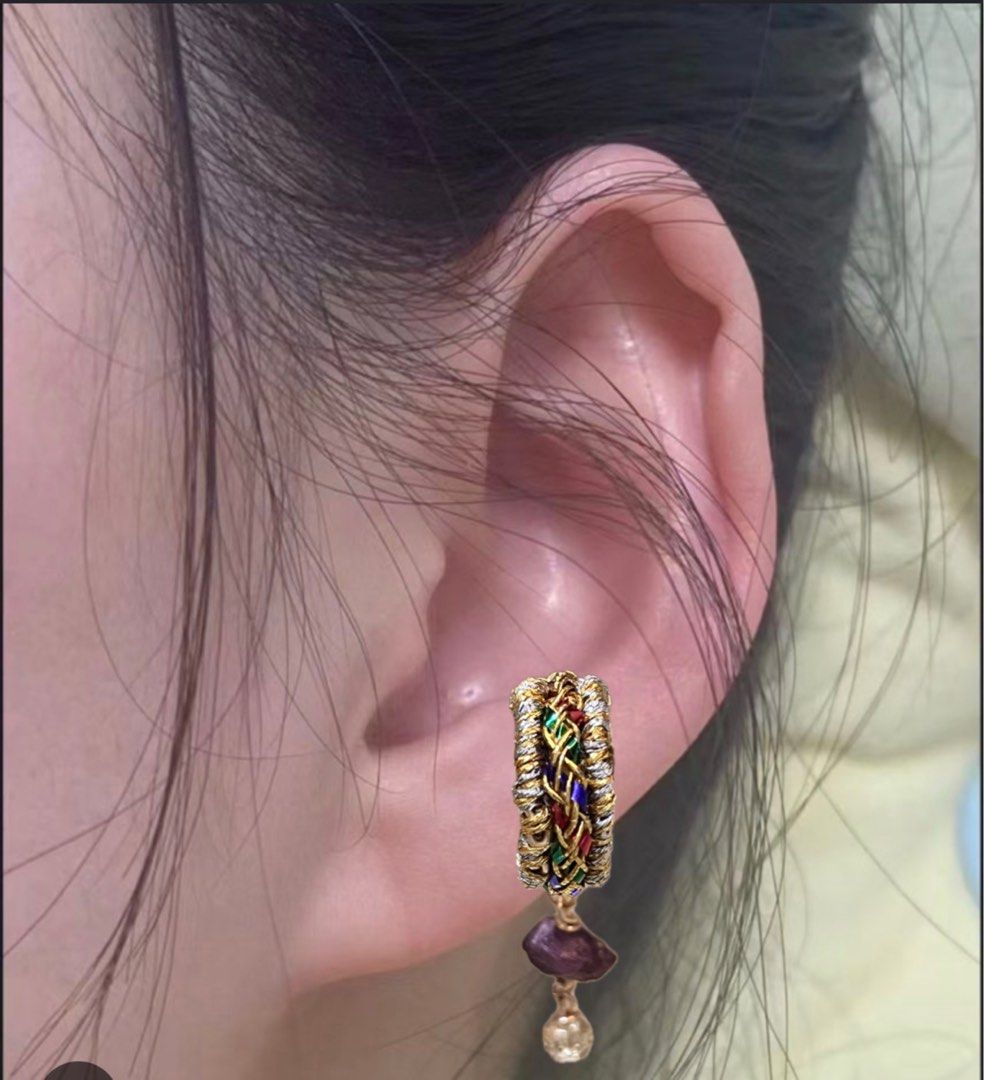 Ear cuff （分類：文具及工藝 - 手作）位於 Hong Kong。 由 bubumi 提交（商品編號 1439363721，圖片 3）。簡介： 近期見到日本好興，喺新鮮感衝擊下 第一次用銅線做既Ear cuff 滿意度 70% 材料: 銅線、紫色原石 日本淡黃切割水晶、印度彩色繩 價錢或其他pm查詢訂做（唔係$4） Mongkok Mtr 面交或順豐到付 https://linktr.ee/safari_workshop 👇🏻純手工製作 🔸飾物耳環手作設計 🔸古銀手飾設計、修理及長短修改 🔸古董袋／銀包訂制 🔸自家手工刺繡物🪡🪡。