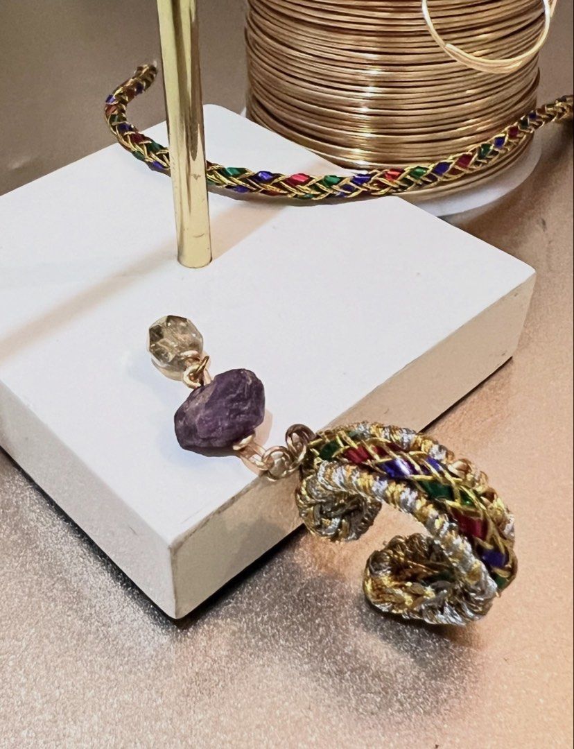 Ear cuff （分類：文具及工藝 - 手作）位於 Hong Kong。 由 bubumi 提交（商品編號 1439363721，圖片 2）。簡介： 近期見到日本好興，喺新鮮感衝擊下 第一次用銅線做既Ear cuff 滿意度 70% 材料: 銅線、紫色原石 日本淡黃切割水晶、印度彩色繩 價錢或其他pm查詢訂做（唔係$4） Mongkok Mtr 面交或順豐到付 https://linktr.ee/safari_workshop 👇🏻純手工製作 🔸飾物耳環手作設計 🔸古銀手飾設計、修理及長短修改 🔸古董袋／銀包訂制 🔸自家手工刺繡物🪡🪡。