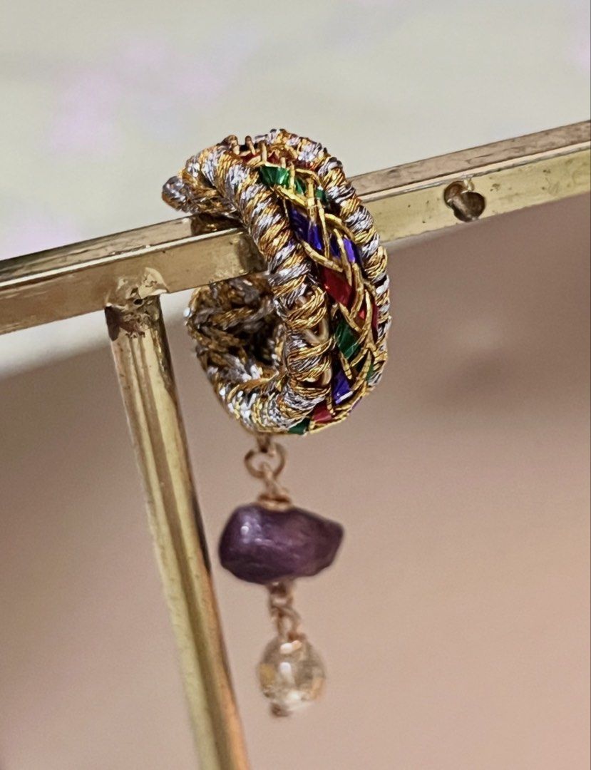 Ear cuff （分類：文具及工藝 - 手作）位於 Hong Kong。 由 bubumi 提交（商品編號 1439363721，圖片 1）。簡介： 近期見到日本好興，喺新鮮感衝擊下 第一次用銅線做既Ear cuff 滿意度 70% 材料: 銅線、紫色原石 日本淡黃切割水晶、印度彩色繩 價錢或其他pm查詢訂做（唔係$4） Mongkok Mtr 面交或順豐到付 https://linktr.ee/safari_workshop 👇🏻純手工製作 🔸飾物耳環手作設計 🔸古銀手飾設計、修理及長短修改 🔸古董袋／銀包訂制 🔸自家手工刺繡物🪡🪡。