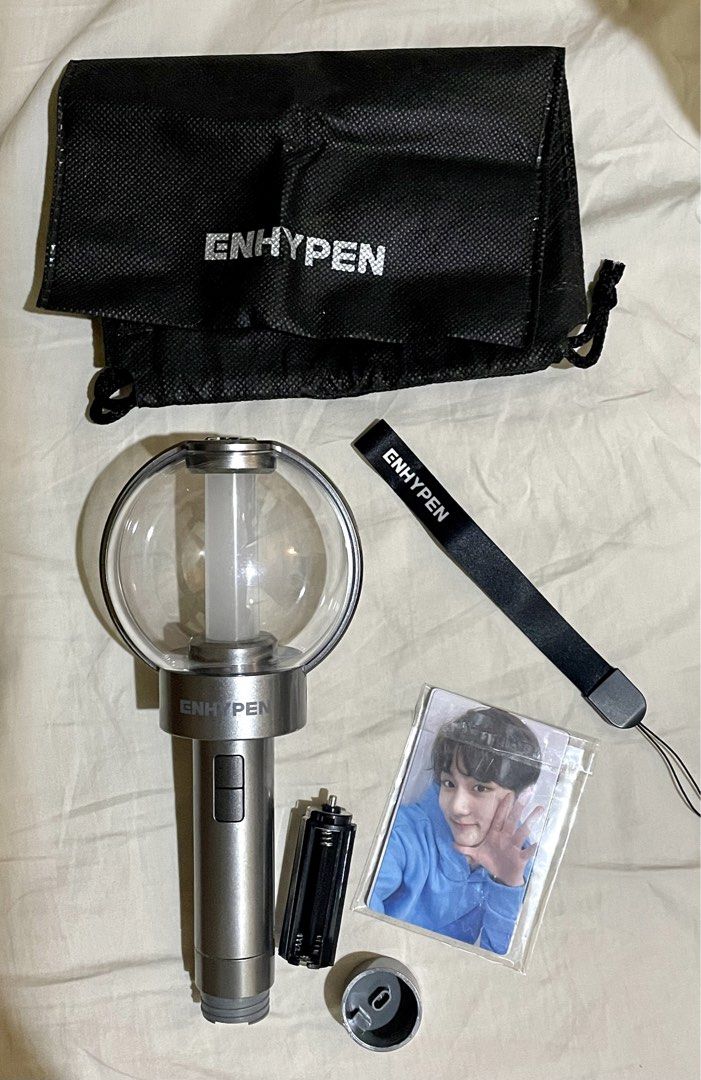 enhypen lightstick / engene bong ver. 1 (Category: K-Wave Merchandise) located in Manila. Submitted by chizkawa (Listing ID 1439355111, Image 1). Description: - authentic! - still works perfectly! - used once in fate in ncc, so might have tiny scratches <3 - payo to secure inclusions! - comes with the box, dust bag, strap - photocards (will add P100) mop: gcash, gotyme mod: j&t .
