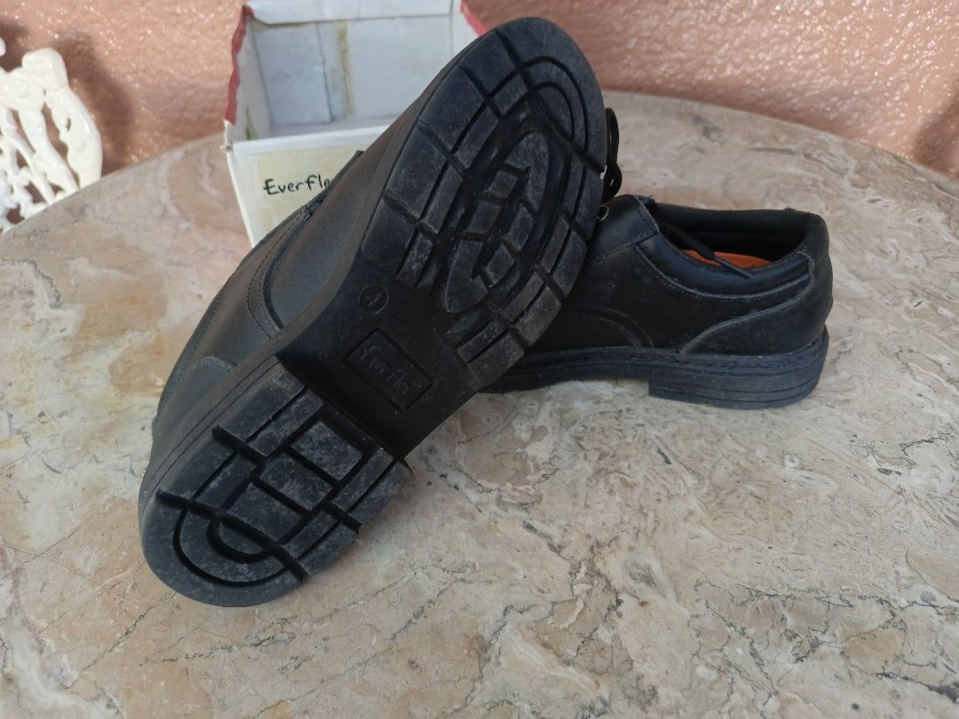 Everflex Tutor Black Leather Shoes - Size 4 (Category: Babies & Kids Fashion) located in Binan City. Submitted by ragingjhe (Listing ID 1439302229, Image 3). Description: Everflex Brand New hindi pa po nagagamit na stock lang Black Leather shoes Size 4 - (10.5 inches) Lace-up with Box no Cover RFS: Mas prefer po yung de-velcro strap. from Australia Biñan, Laguna Area.
