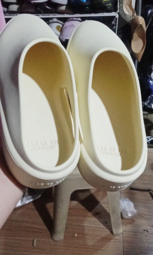 Fear of God (Category: Slippers & Slides) located in Koronadal. Submitted by glads08089 (Listing ID 1439307048, Image 2). Description: fear og God clogs size 40 in tag kasya 41.