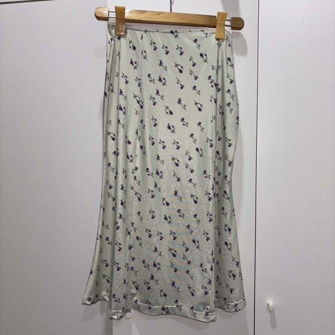 Floral Print Midi Skirt (Category: Skirts) located in Manila. Submitted by onlinedreamgirl (Listing ID 1439363848, Image 1). Description: - Floral print midi skirt - Light-colored fabric - Mid-calf length - Smooth, possibly satin-like material - Comfortable fit - Subtle sheen - Suitable for casual and dressy occasions S to M.