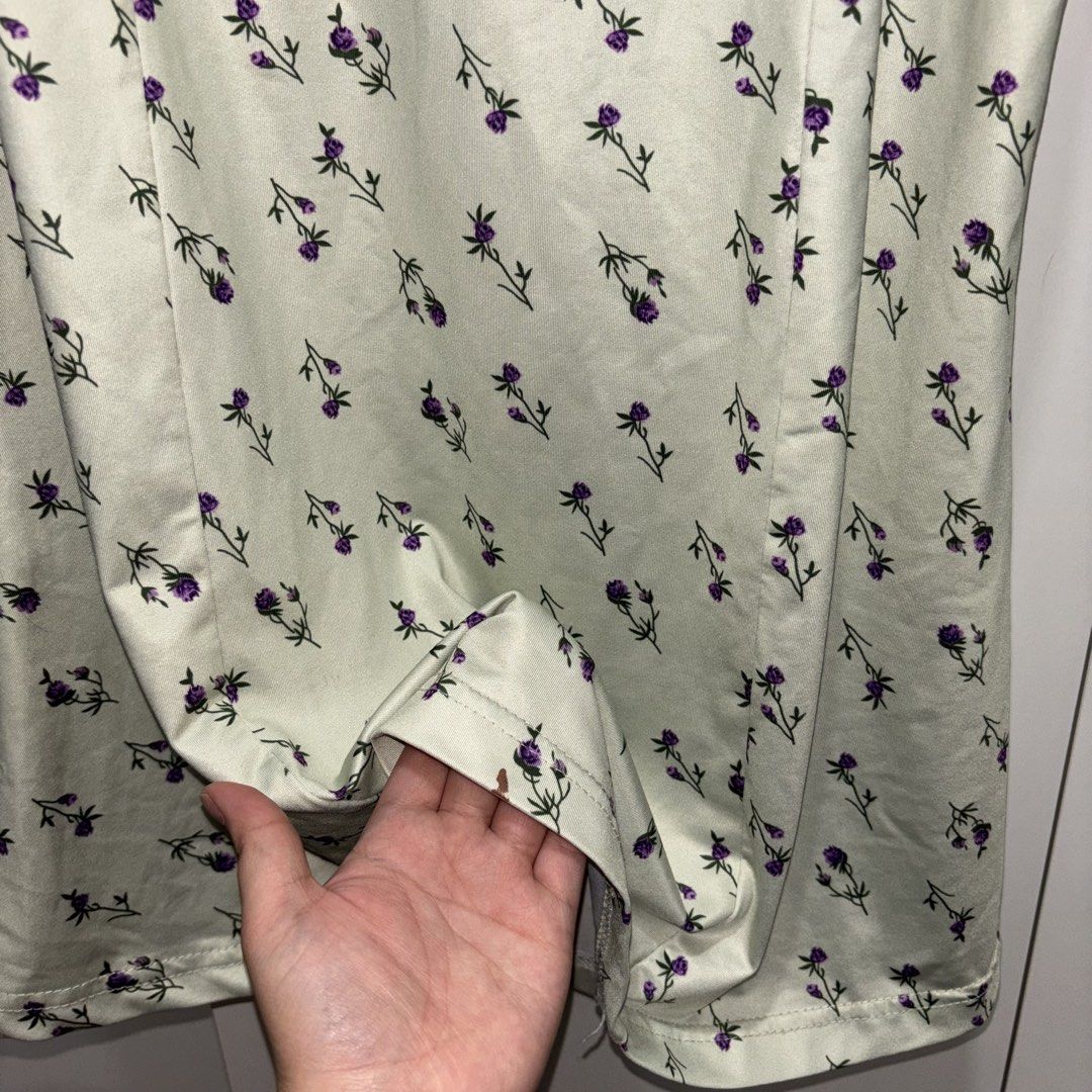 Floral Print Midi Skirt (Category: Skirts) located in Manila. Submitted by onlinedreamgirl (Listing ID 1439363848, Image 2). Description: - Floral print midi skirt - Light-colored fabric - Mid-calf length - Smooth, possibly satin-like material - Comfortable fit - Subtle sheen - Suitable for casual and dressy occasions S to M.