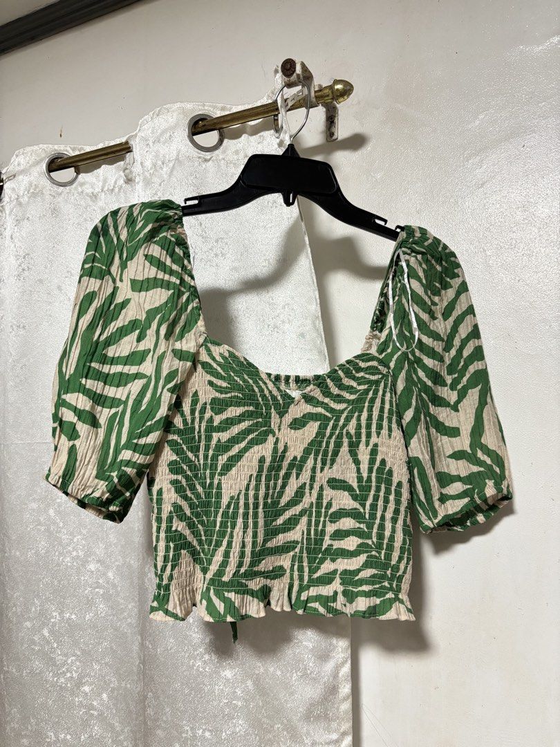 FREE SF H&M leaf design smocked puff top (Category: Blouses) located in Pozorrubio. Submitted by ryeisdecluttering (Listing ID 1439407956, Image 1). Description: Pretty! Perfect for beach/tropical events Size small J&T express Payment thru gcash/bpi.