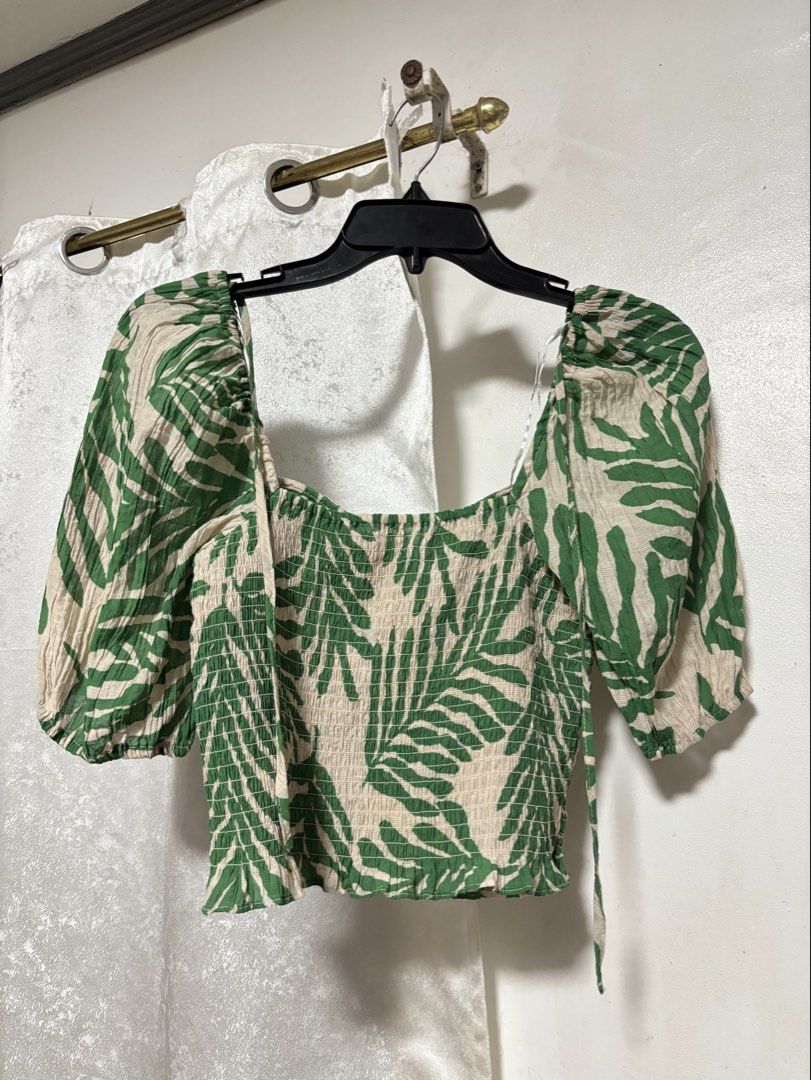 FREE SF H&M leaf design smocked puff top (Category: Blouses) located in Pozorrubio. Submitted by ryeisdecluttering (Listing ID 1439407956, Image 3). Description: Pretty! Perfect for beach/tropical events Size small J&T express Payment thru gcash/bpi.