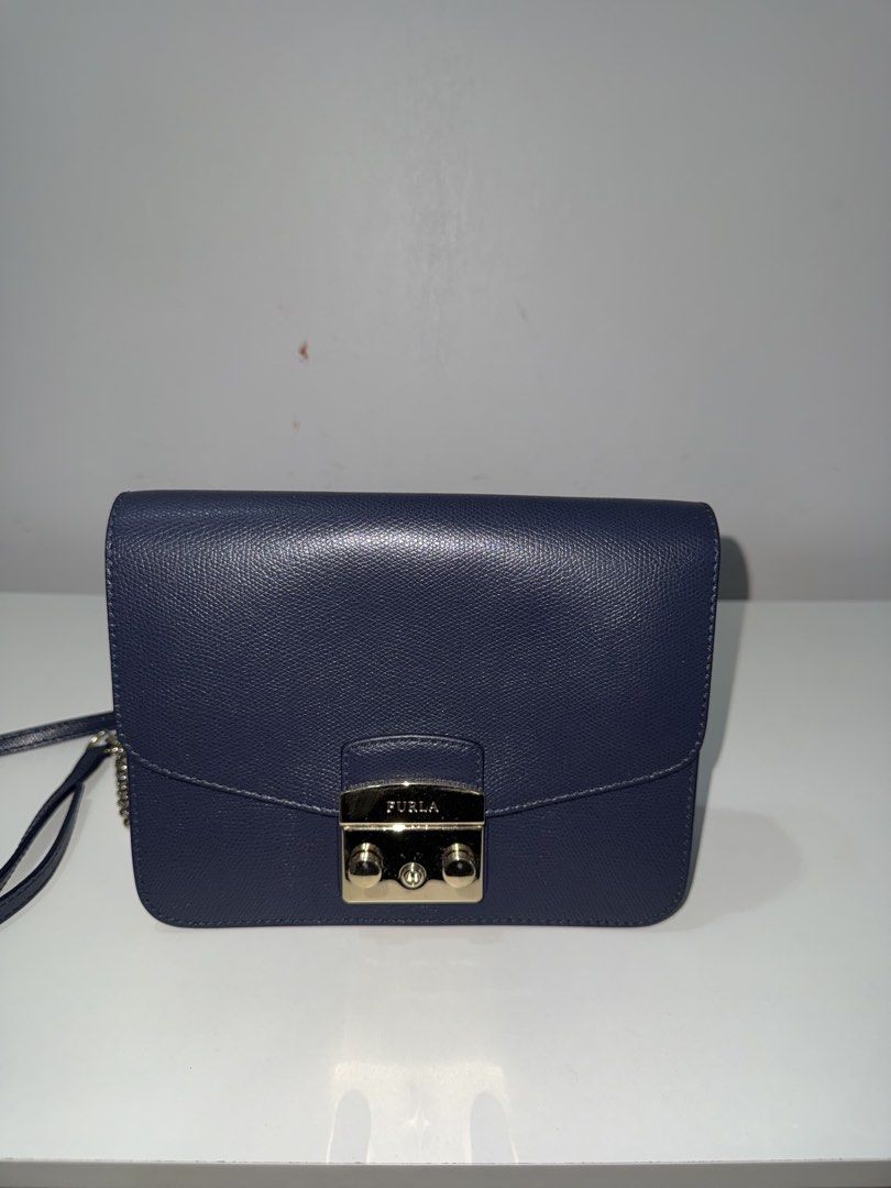 Authentic Furla Metropolis Medium Crossbody Bag (Category: Luxury Bags & Wallets) located in Davao. Submitted by goodsbykristina (Listing ID 1439387355, Image 2). Description: Furla metropolis navy blue chain bag good as new bought in japan clean inside and out what you see is what you get . Dm for additional info can meet up around davao city area and ship nationwide. Lovation davao city.