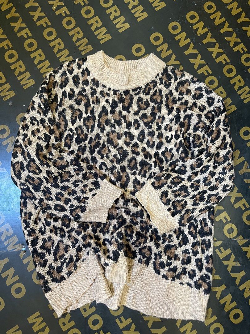 GU 3/4 Knitted Leopard Sweater/Long sleeve (Category: Coats, Jackets and Outerwear) located in Manila. Submitted by codearchivez (Listing ID 1439302760, Image 1). Description: Size Large No issues.