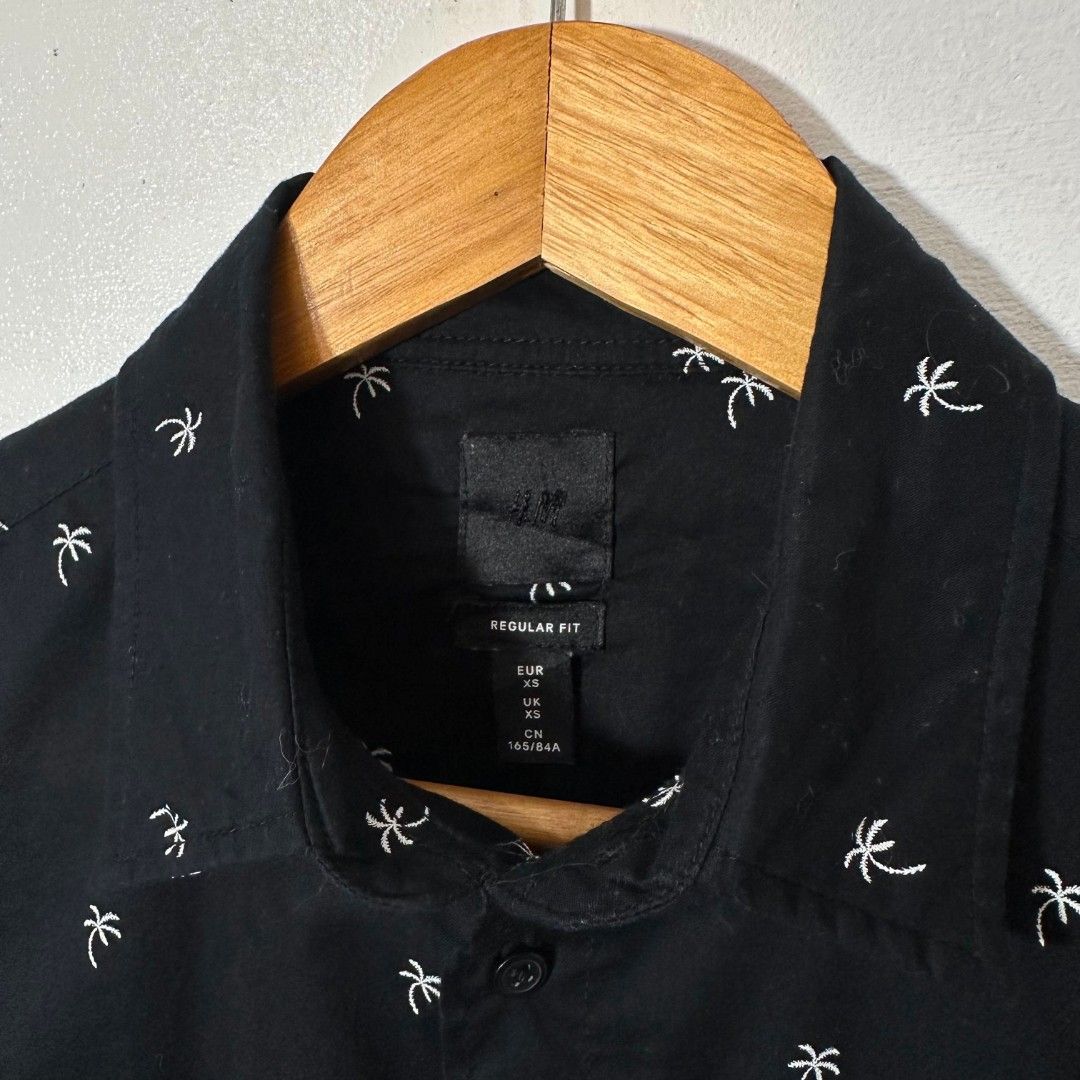 #H026 H&M Palm Graphic Button Down Polo (Black) (Category: Tshirts & Polo Shirts ) located in Tagum. Submitted by eightrags (Listing ID 1439413255, Image 3). Description: #H026 H&M Palm Graphic Button Down Polo (Black) XS best fit Small 19 W 27 L Good as new condition.
