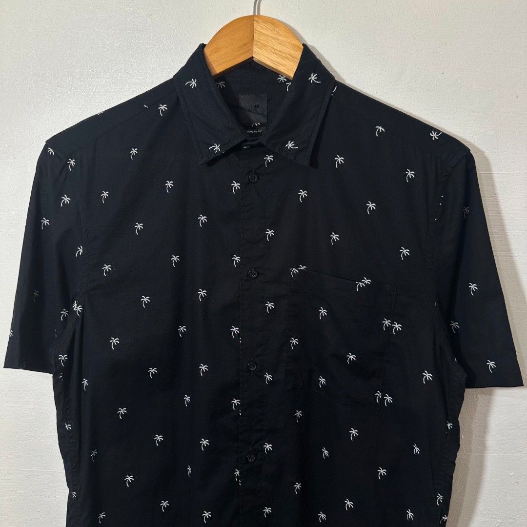 #H026 H&M Palm Graphic Button Down Polo (Black) (Category: Tshirts & Polo Shirts ) located in Tagum. Submitted by eightrags (Listing ID 1439413255, Image 2). Description: #H026 H&M Palm Graphic Button Down Polo (Black) XS best fit Small 19 W 27 L Good as new condition.