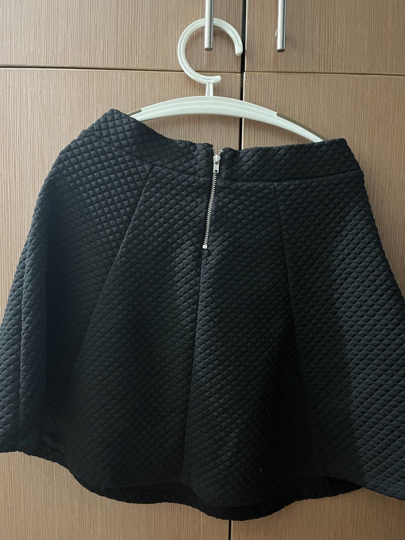 H&M Divided Black Quilted Skirt (Category: Skirts) located in Manila. Submitted by mindysukay (Listing ID 1439387566, Image 3). Description: - H&M Divided black quilted skirt - Size: EUR S - Features a unique quilted texture - Flared silhouette - Back zipper closure - Made in Cambodia.