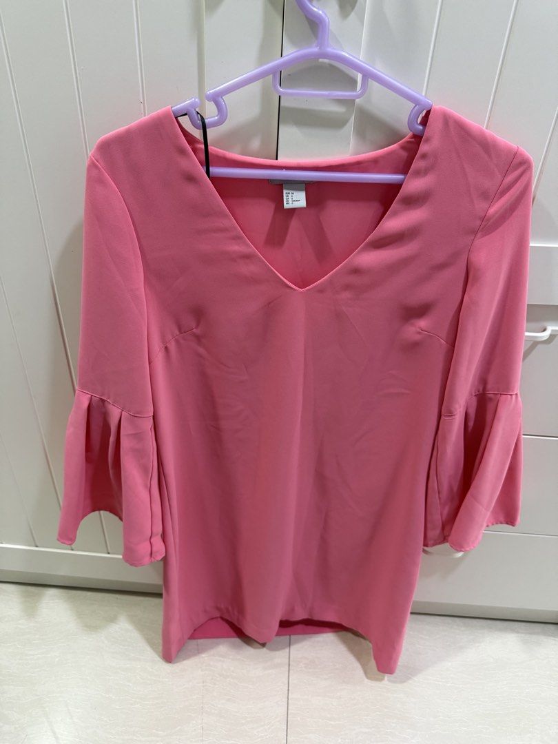 H&M Dress with Bell Sleeves (Category: Dresses) located in Makati City. Submitted by big4head07 (Listing ID 1439293080, Image 1). Description: .