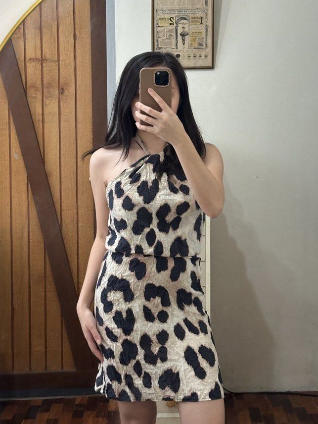 H&M Halter Neck Leopard Print Dress (Category: Dresses) located in Davao. Submitted by beys.corner (Listing ID 1439304669, Image 2). Description: Only used once for a party Orig price: 1290 - H&M halter neck dress - Leopard print design - Size: XS - Mini length - Fitted waist - Lightweight fabric - Perfect for casual or night out.