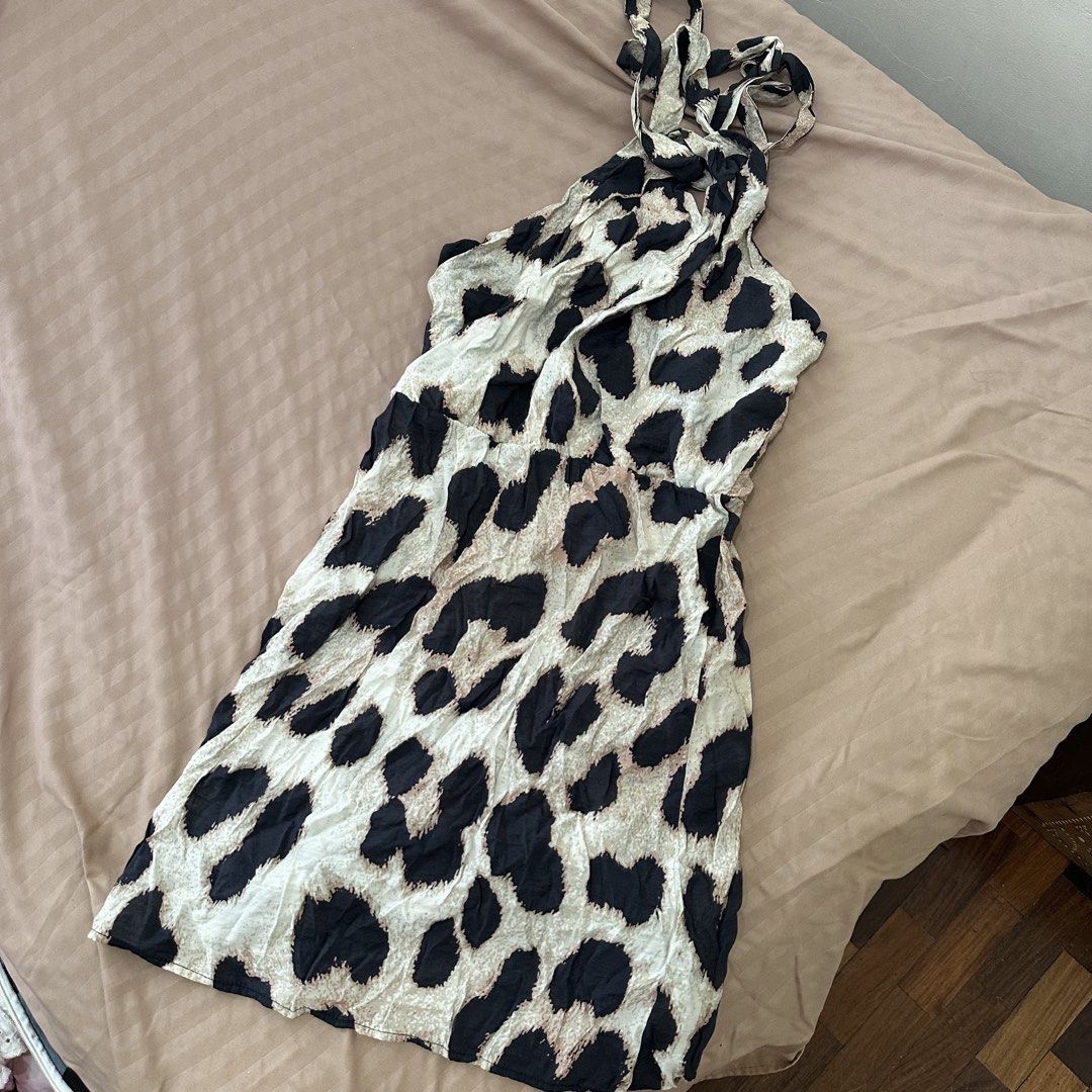 H&M Halter Neck Leopard Print Dress (Category: Dresses) located in Davao. Submitted by beys.corner (Listing ID 1439304669, Image 3). Description: Only used once for a party Orig price: 1290 - H&M halter neck dress - Leopard print design - Size: XS - Mini length - Fitted waist - Lightweight fabric - Perfect for casual or night out.