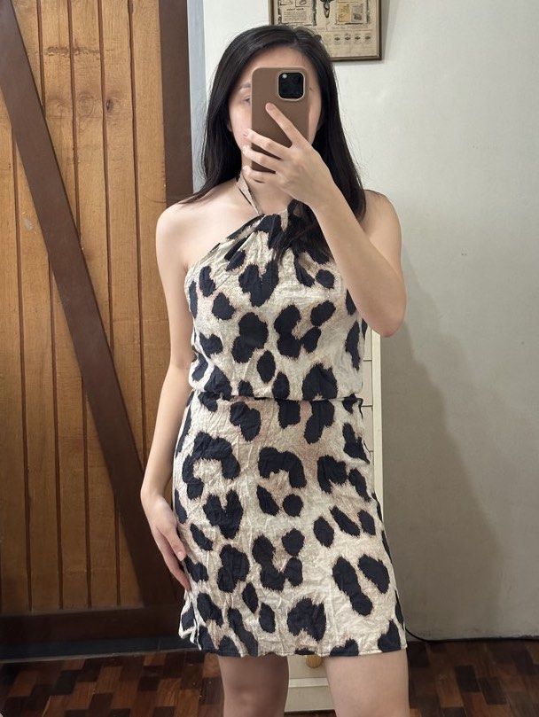 H&M Halter Neck Leopard Print Dress (Category: Dresses) located in Davao. Submitted by beys.corner (Listing ID 1439304669, Image 1). Description: Only used once for a party Orig price: 1290 - H&M halter neck dress - Leopard print design - Size: XS - Mini length - Fitted waist - Lightweight fabric - Perfect for casual or night out.