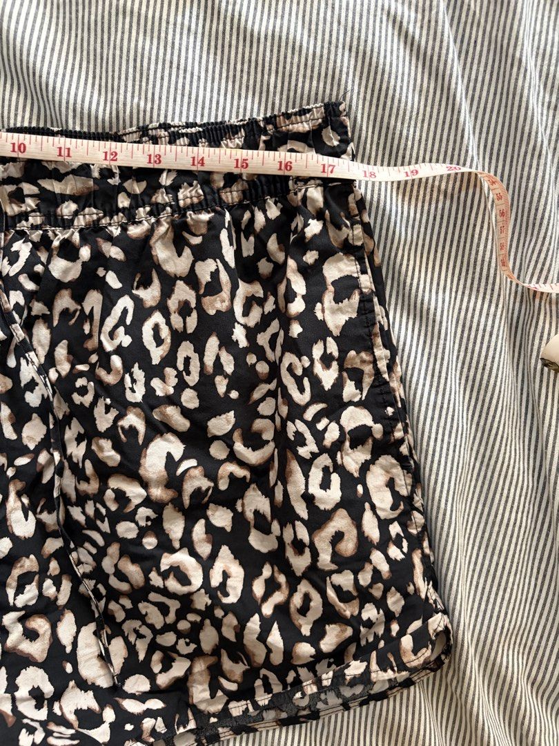 H&M Leopard Print Shorts (Category: Shorts) located in Antipolo. Submitted by anabri (Listing ID 1439402232, Image 3). Description: - Leopard print shorts - Elastic waistband - Waist: 16 inches - Length: 13 inches - Perfect for a casual look.