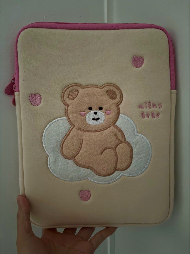 Ipad Bag/Sleeves (Category: Laptop Bags & Sleeves) located in Nabua. Submitted by prlvdthgss (Listing ID 1439305892, Image 1). Description: 📱ipad bag 📱11 inches 📱27.5x21cm RFS: hindi naman nagagamit, sobrang ganda nito 🥰.