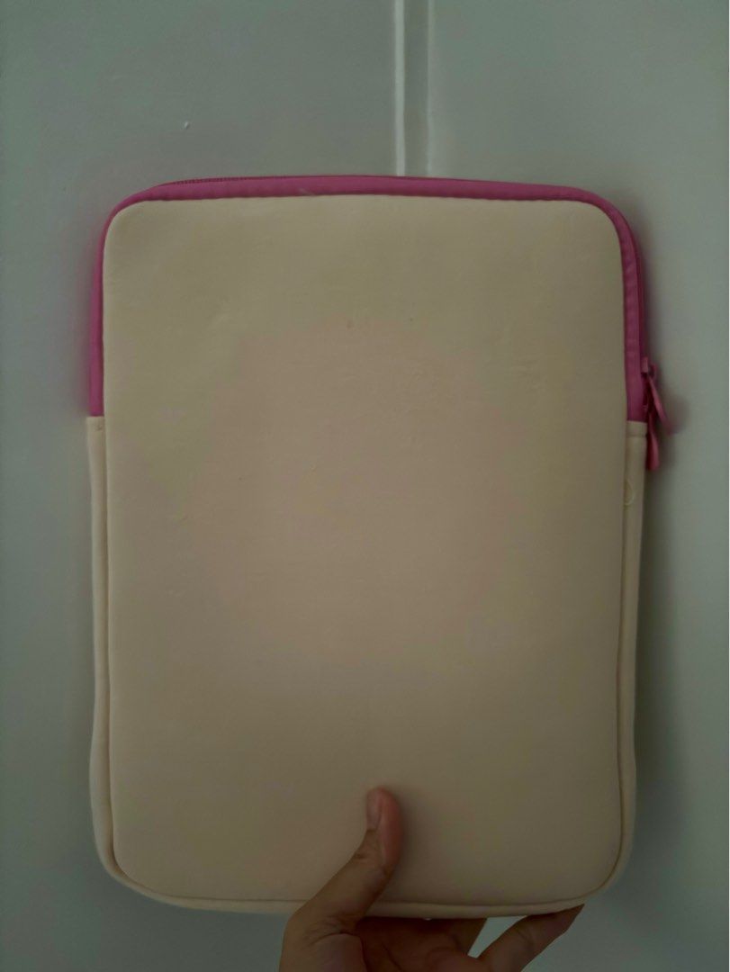 Ipad Bag/Sleeves (Category: Laptop Bags & Sleeves) located in Nabua. Submitted by prlvdthgss (Listing ID 1439305892, Image 2). Description: 📱ipad bag 📱11 inches 📱27.5x21cm RFS: hindi naman nagagamit, sobrang ganda nito 🥰.