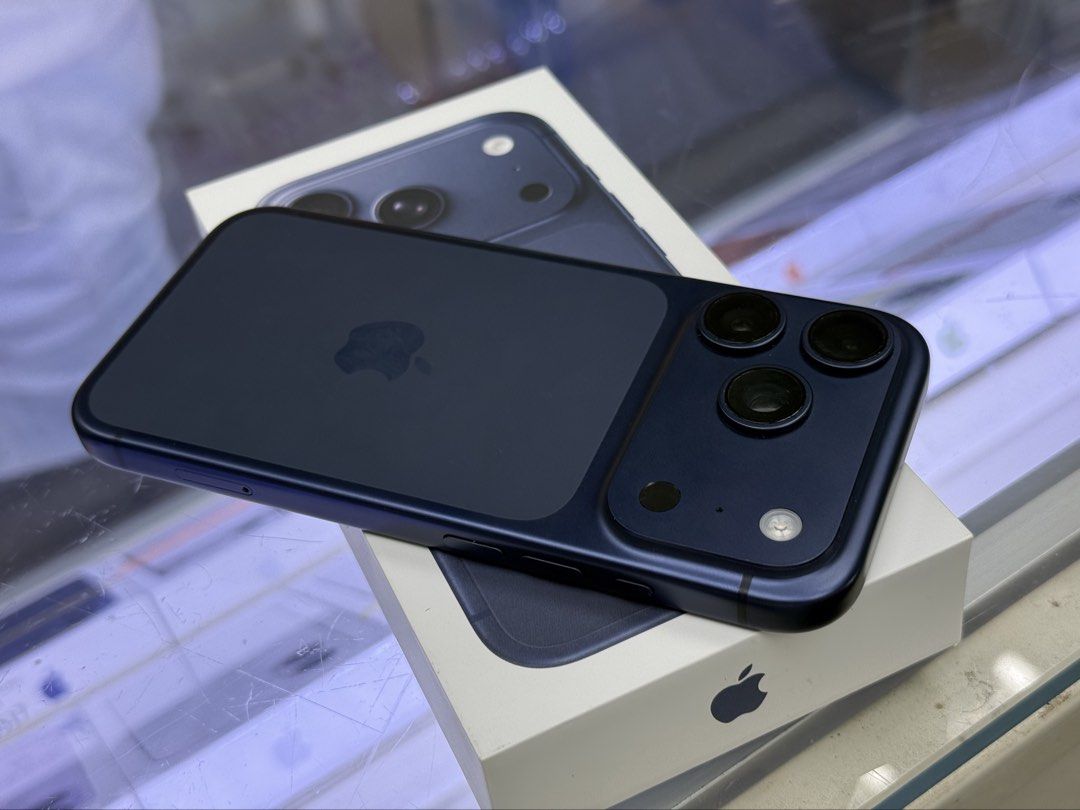 (Category: iPhone 17 Series) located in Petaling Jaya. Submitted by gadget_fix_dot_com (Listing ID 1421446982, Image 1). Description: 100% Original iPhone 17 Pro (256GB) Malaysia 🇲🇾 ✅ Warranty Apple 8-4-2027 ✅ Condition 10/10 new ✅ Function all working ✅ Face ID ✅ True true ✅ Battery health good ✅ Complete full set box ✅ Warranty 1 month shop Walk in shop / Cash delivery / Cod / Lalamove .