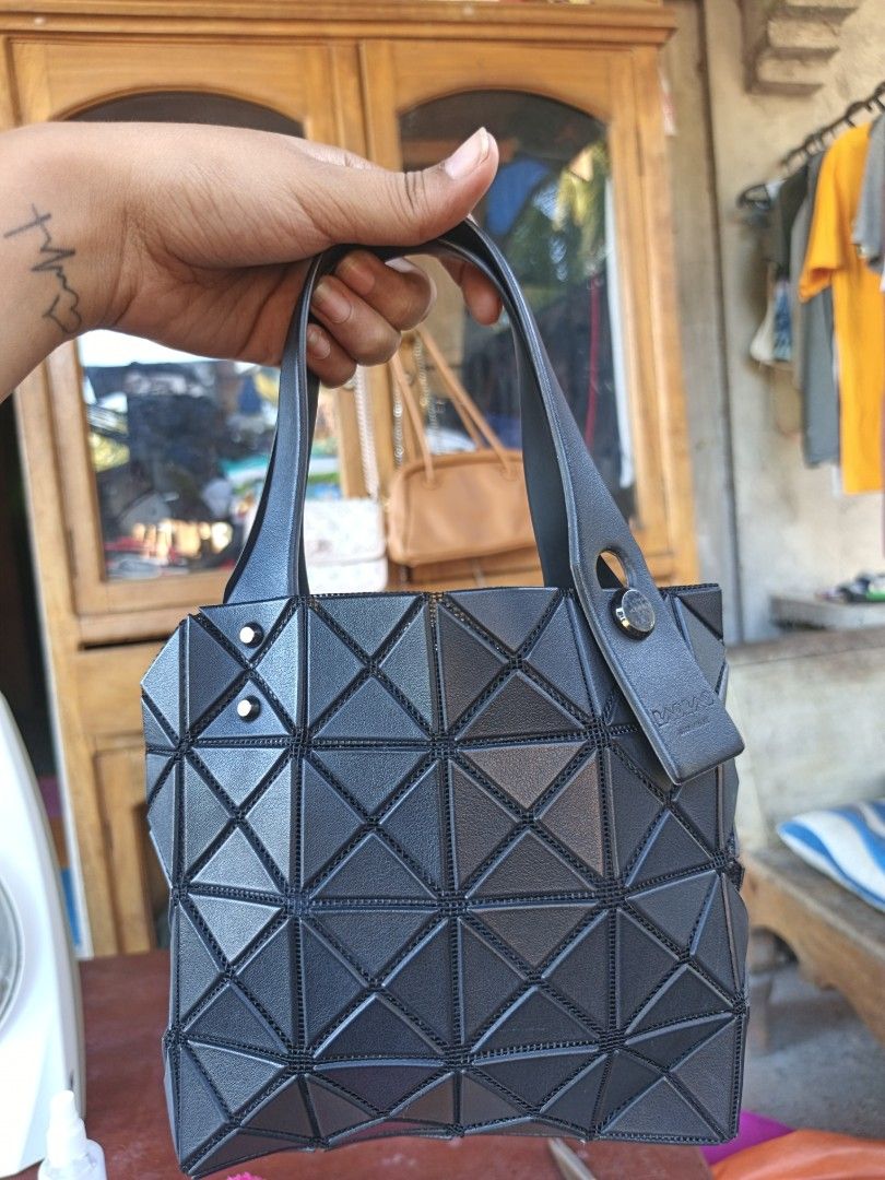 Issey Miyake Baobao (Category: Luxury Bags & Wallets) located in Cordon. Submitted by lynpreloved04 (Listing ID 1439259581, Image 2). Description: like new condition💯 small size.