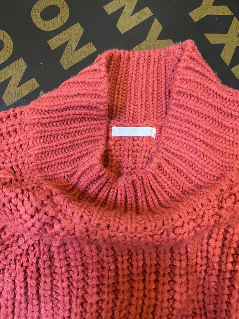 Knitted GU Sweater Longsleeve (Category: Coats, Jackets and Outerwear) located in Manila. Submitted by codearchivez (Listing ID 1439302219, Image 2). Description: Small to Medium No issues.